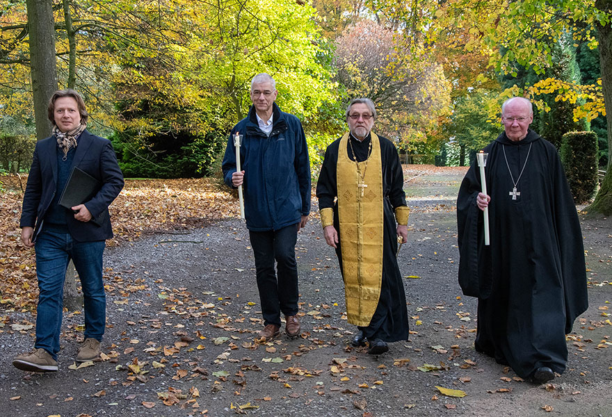 Kantor John Pumphrey, Prof. Thomas Bremer, Erzpriester Viktor Savik und Abt Andreas Werner laufen nebeneinander her.