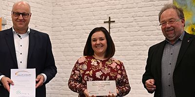 Thomas Kamp-Deister (rechts) überreicht die Plakette „Ökofaire Einrichtung nach Level 2“ an Diana Ricker (Mitte), Umweltbeauftragte der Familienbildungsstätte und Fachbereichsleiterin, und Fabi-Leiter Gerd Büscher. Thomas Kamp-Deister (rechts) überreicht die Plakette „Ökofaire Einrichtung nach Level 2“ an Diana Ricker (Mitte), Umweltbeauftragte der Familienbildungsstätte und Fachbereichsleiterin, und Fabi-Leiter Gerd Büscher.