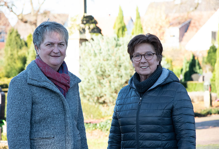 Hedwig Börger (links) und Mechtild Dilkaute stehen nebeneinander und lächeln in die Kamera.