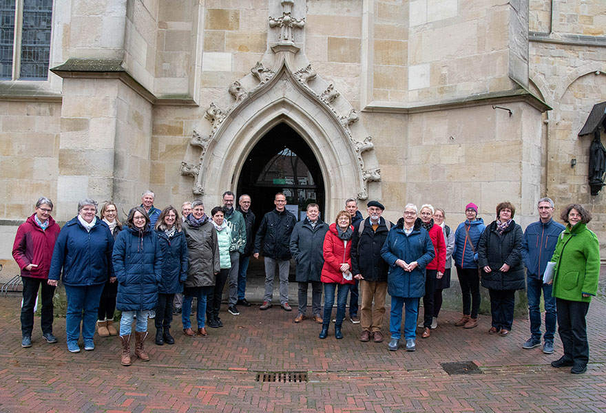 Die Gruppe hat sich vor dem Portal der St.-Martinus-Kirche in Nottuln aufgestellt.