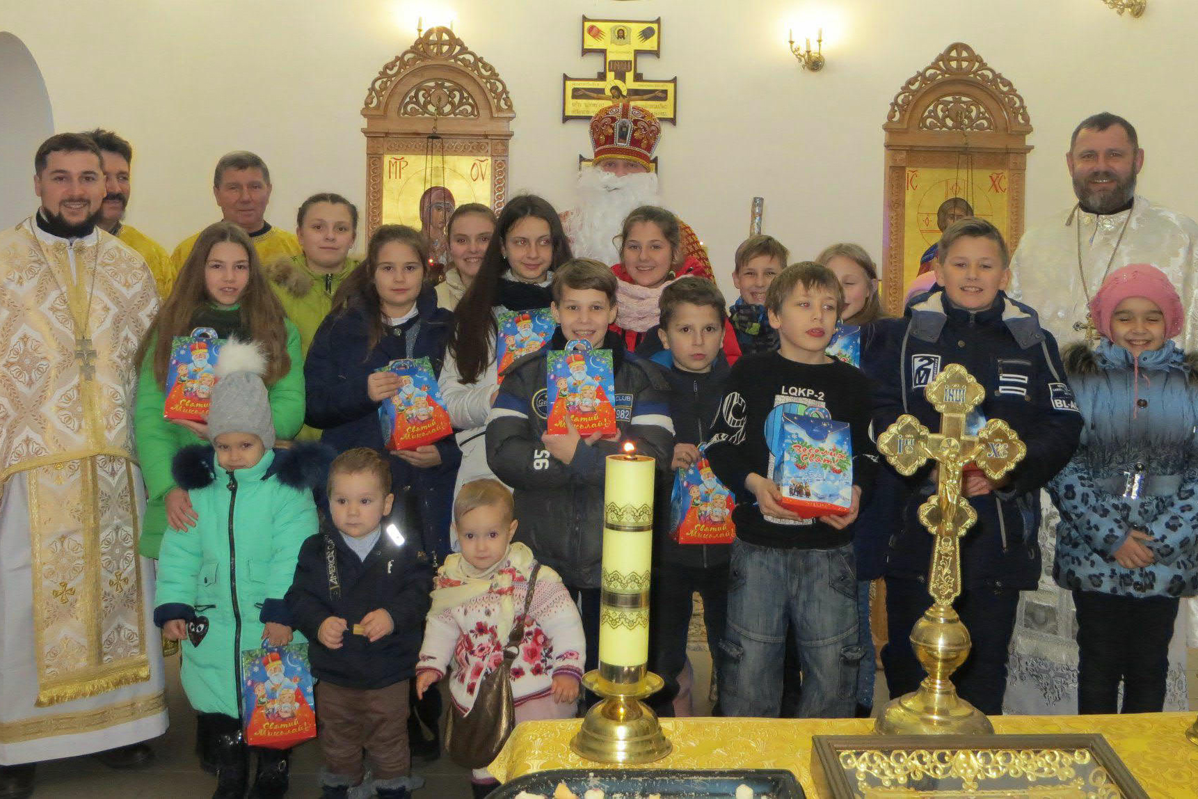 Gruppenbild von Geistlichen und Kindern, die Kinder halten Geschenke in ihren Händen. Gruppenbild von Geistlichen und Kindern, die Kinder halten Geschenke in ihren Händen.