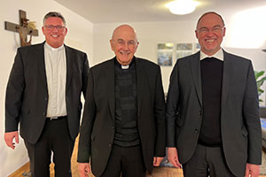 Dr. Stephan Rüdiger, Pfarrer St. Agatha in Dorsten, Bischof Dr. Felix Genn und Weihbischof Rolf Lohmann stehen nebeneinander und lächeln in die Kamera.
