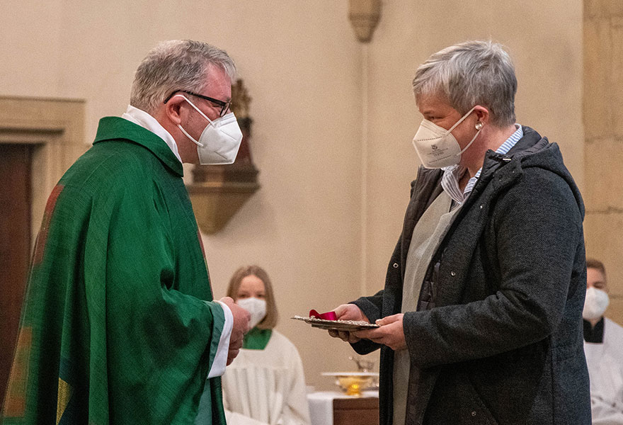 Karl-Hermann Kemper erhält aus den Händen von Maike Möller das Propstkreuz.