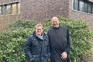 Christoph Aperdannier (links) und Pater Norbert Bücker stehen vor dem Haus St. Benedikt.