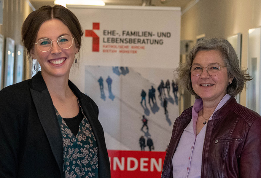 Marina Völkel und Dr. Ute Kieslich stehen neben einem Aufsteller der EFL.