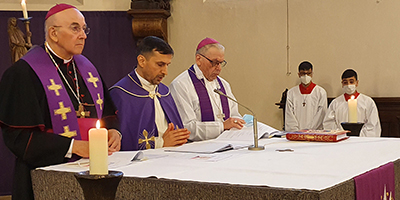 Bischof Dr. Felix Genn (links) und Weihbischof em. Dieter Geerlings (rechts) feierten mit Pastor Rebwar Basa den Gottesdienst.