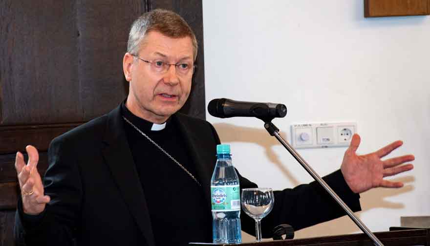 Weihbischof Zekorn hält einen Vortrag.