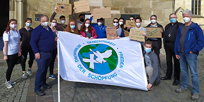 Weihbischof Dr. Christoph Hegge zusammen mit anderen Klimaschützern Weihbischof Dr. Christoph Hegge zusammen mit anderen Klimaschützern
