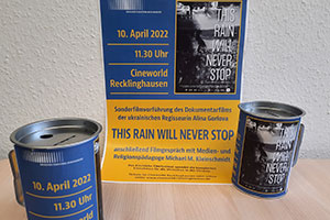 Zwei Sammeldosen für Spenden und ein Plakat zur Sonderfilmvorführung. Zwei Sammeldosen für Spenden und ein Plakat zur Sonderfilmvorführung.
