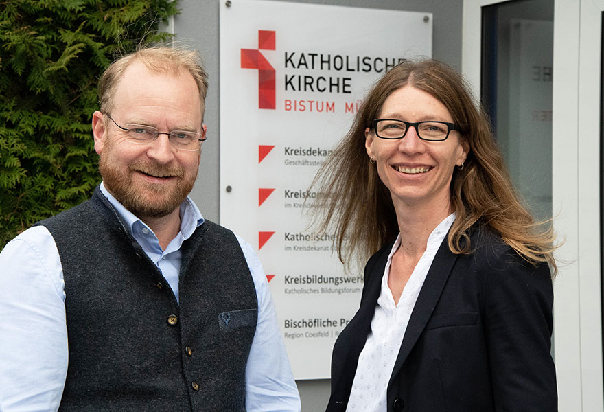 Boris Sander und Susanne Deusch stehen nebeneinander und lächeln in die Kamera.