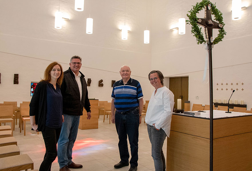 Bianca Gowollek, Pfarrer Dr. Stephan Rüdiger, Johannes Overbeck und Claudia Esser (von links) haben sich zum Gruppenbild aufgestellt, auf dem man auch einen Teil der neuen Kirche sieht.