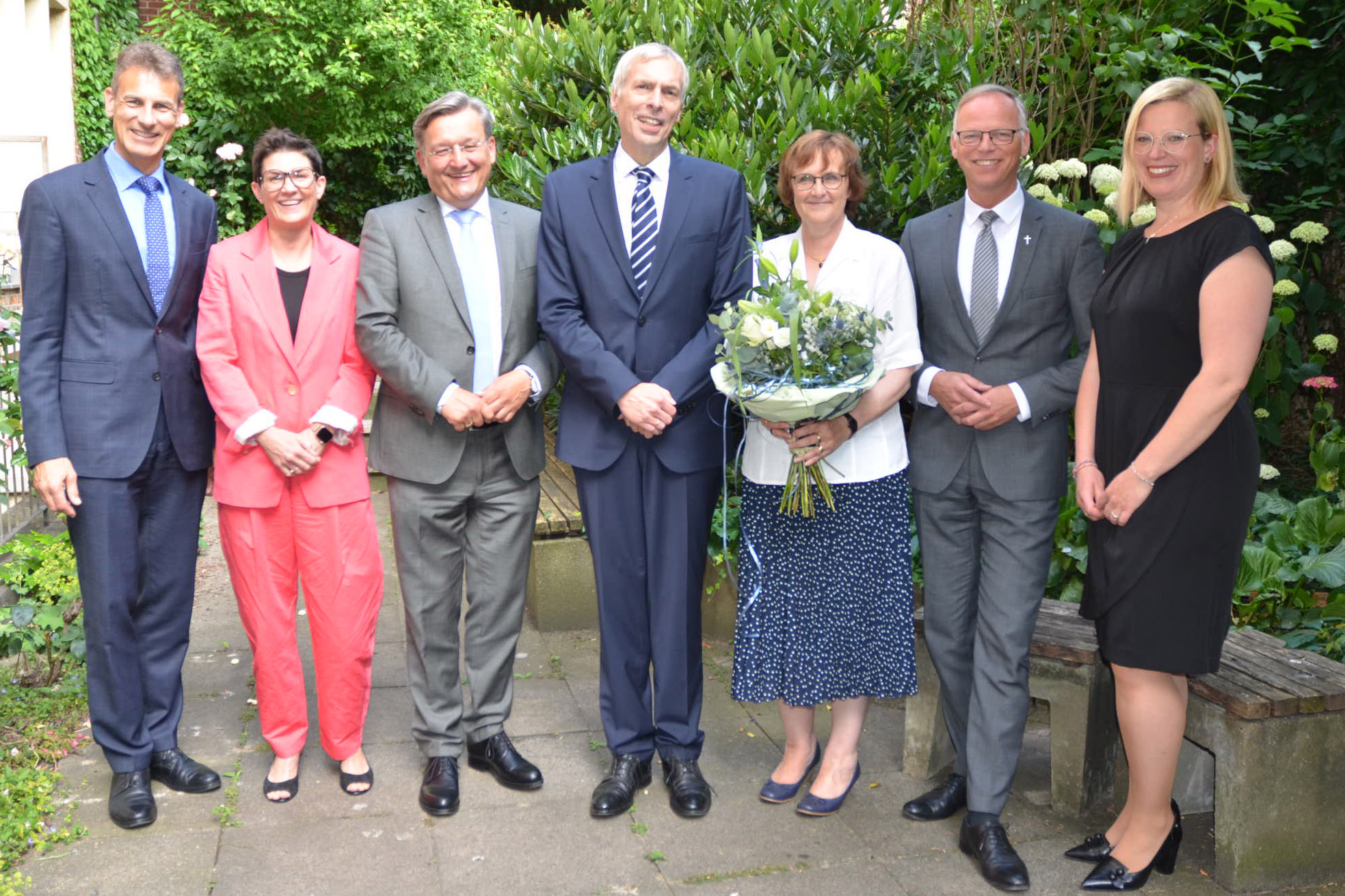 Gruppenfoto vor Büschen und Blumen (von links) (von links) Christian Schulte, Judith Henke-Imgrund, Ralf Hammecke, William Middendorf, seine Ehefrau Ingrid Middendorf, Klaus Winterkamp und Jana Diekrup.