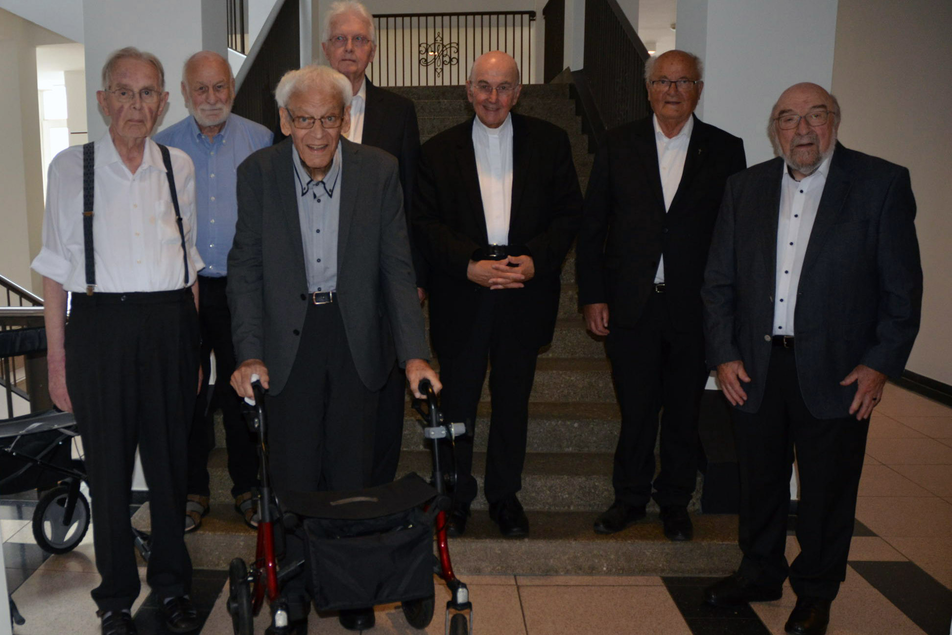 Gruppenbild der Jubilare und des Bischofs vor einer Treppe: (von links): Felix Lenfers, Erwin Busen, Walter Böcker, Godehard Schilgen, Felix Genn, Ludger Bügener und Reinhold Waltermann.