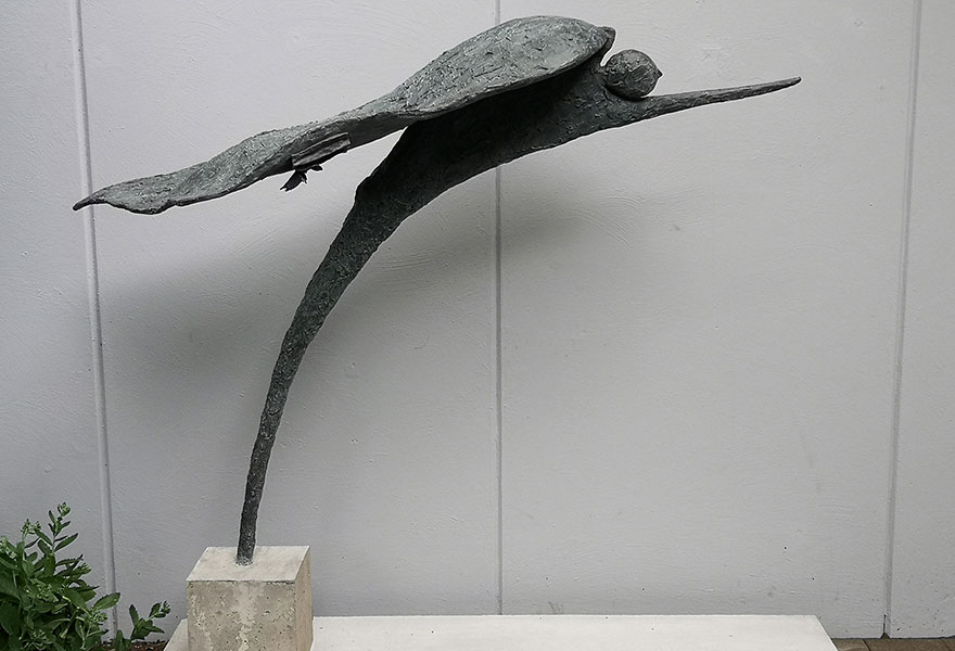 Eine Skulptur aus Bronze