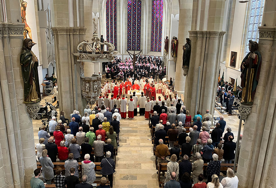 Ein Blick in die Lambertikirche von oben, viele Menschen sind zu sehen, die dem Gottesdienst folgen.