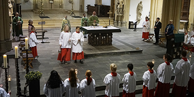 Pfarrer Reidegeld feiert Gottesdienst