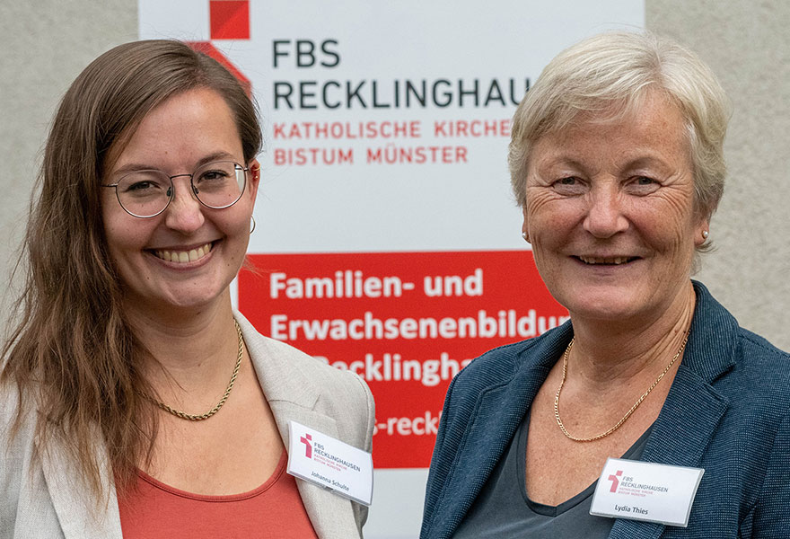 Johanna Schulte und Lydia Thies stehen nebeneinander und lächeln in die Kamera.geht, die Leitung der Familienbildungsstätte in Recklinghausen.