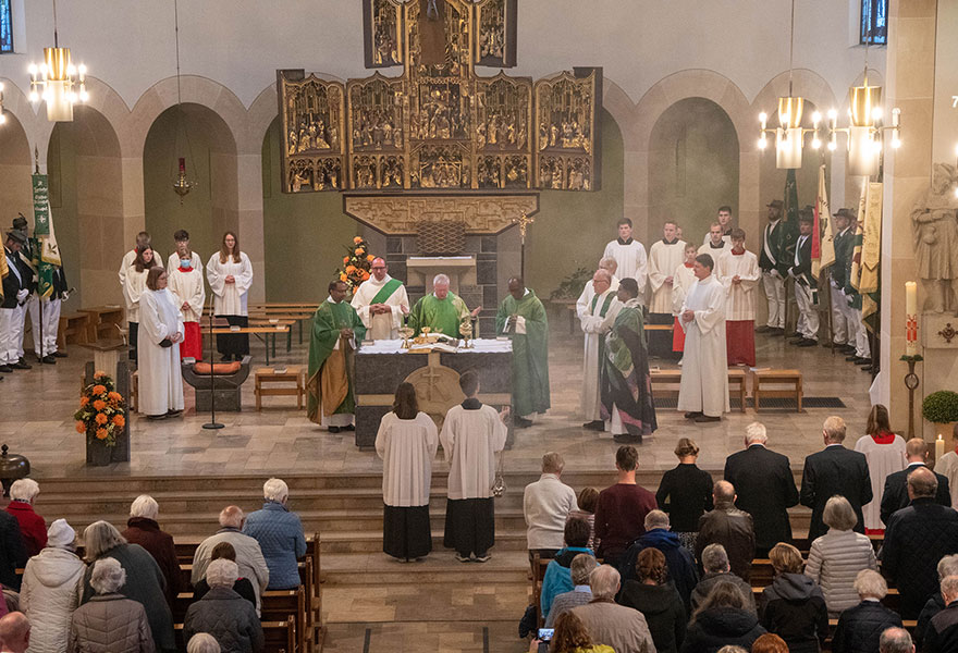 Am Altar feiern die Seelsorgerinnen und Seelsorger die Eucharistie.