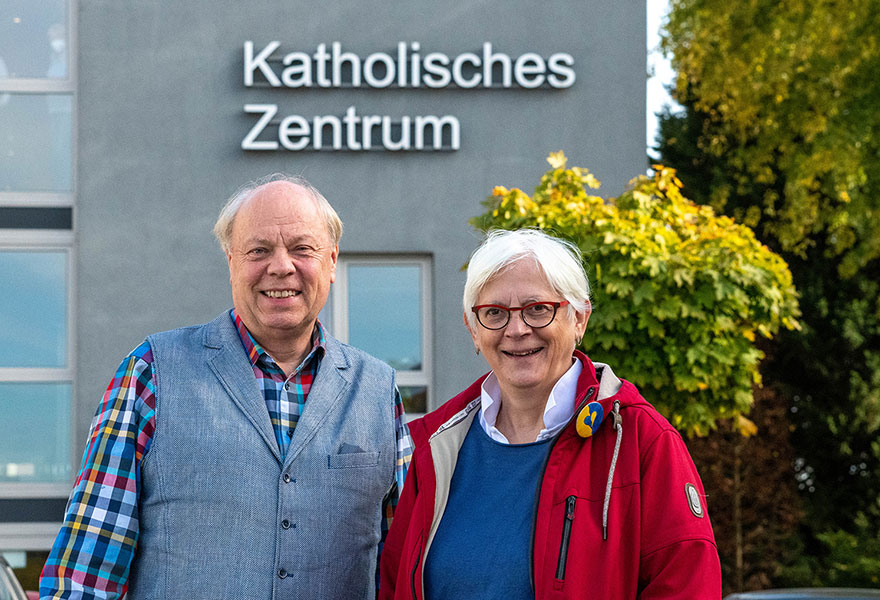 Eine Frau und ein Mann stehen vor dem Katholischen Zentrum in Recklinghausen.