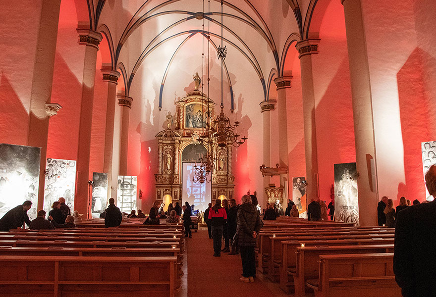 Blick in die rot illuminierte Kirche