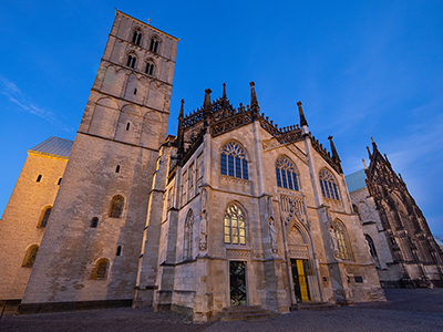 Der St.-Paulus-Dom in der Abenddämmerung.