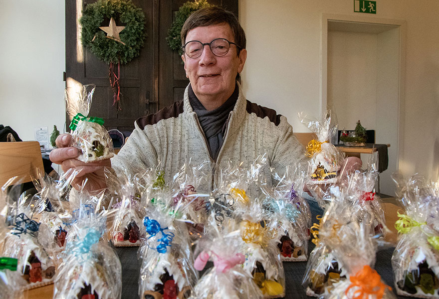 Viele in durchsichtiger Folie eingepackte Süßigkeiten stehen vor Wolfgang Pietrusiak. 