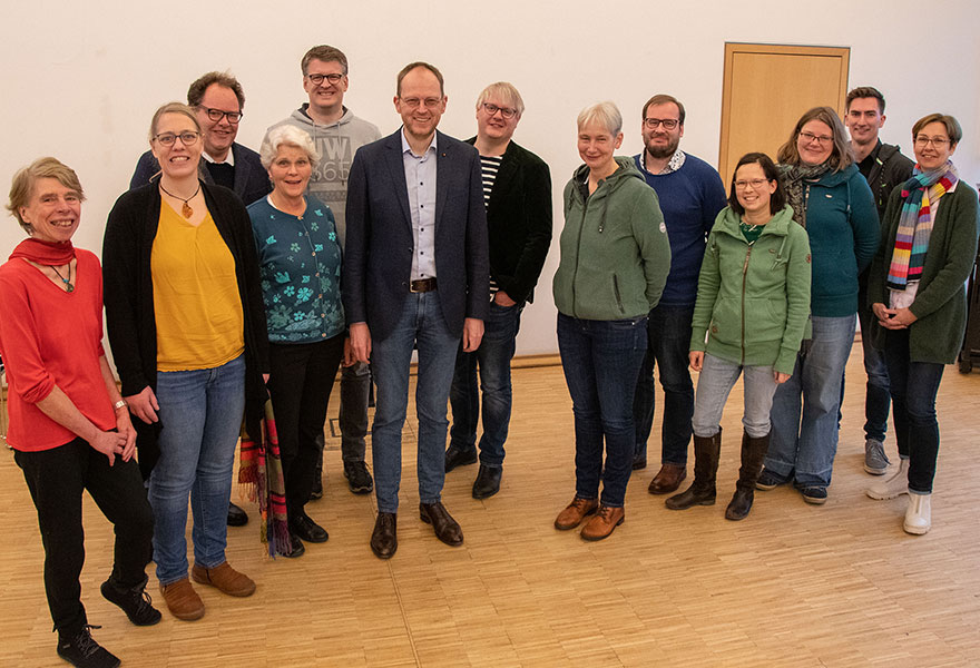 Vertreterinnen und Vertreter der Seelsorgeteams und Gremien haben sich mit Jörg Hagemann zum Gruppenfoto aufgestellt. haben sich zum Gruppenbild