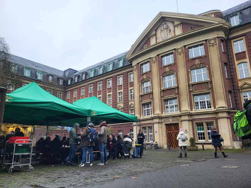 Sonntagstreff vor dem Priesterseminar Borromaeum