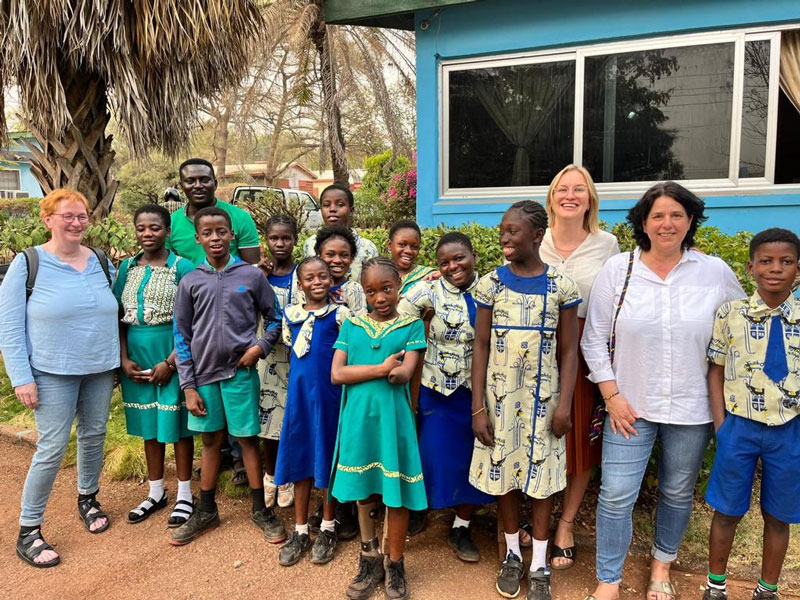Maria Bubenitschek, Judith Wüllhorst und Christa Kortwinkel (v.l.) trafen in Ghana unter anderem mit Kindern eines Waisenhauses zusammen.