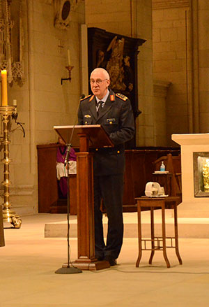 Generalleutnant Rieks bei seinem Vortrag im Dom.