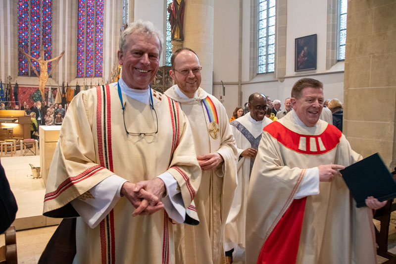 Nach einem lebendigen Gottesdienst zogen Diakon Bernhard Krampe, Pfarrer Jörg Hagemann und Definitor Norbert Caßens (von links) gemeinsam aus der St.-Lamberti-Kirche aus