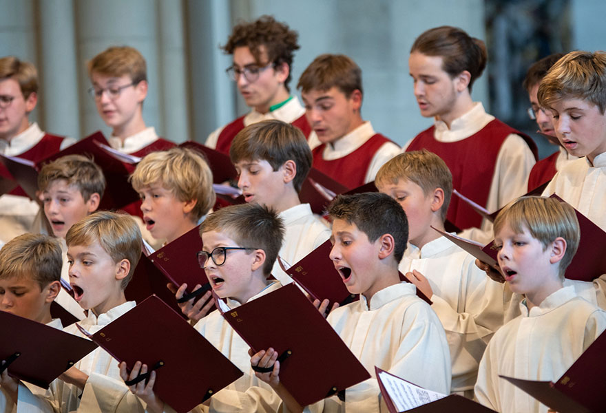 Jungen und Jugendliche singen beim Knabenchor.