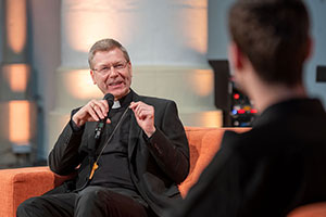 Weihbischof Zekorn spricht in ein Mikrophon.