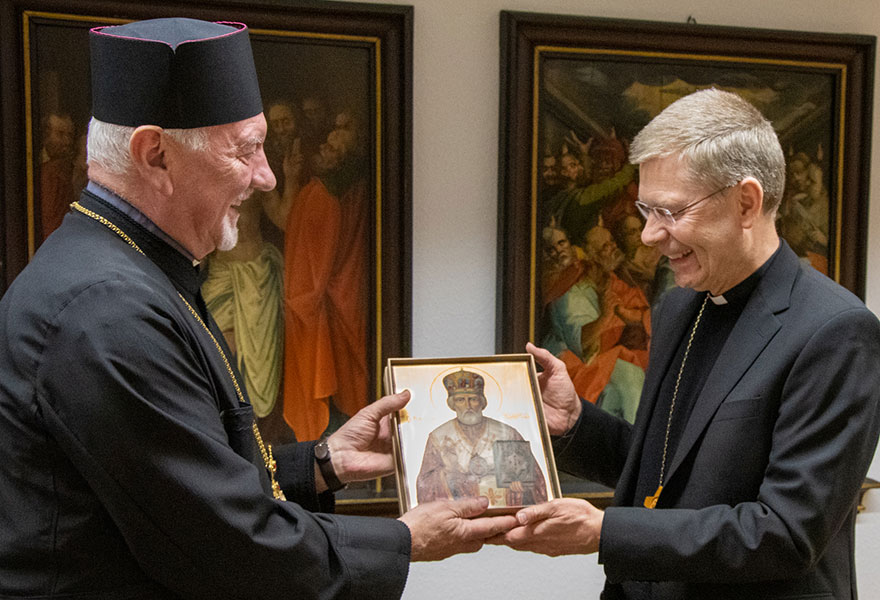 Der ukrainische Erzbischof überreicht Weihbischof Zekorn eine Ikone.