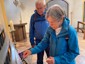 Aus Dankbarkeit für ihren gesundheitlichen Zustand zündet Karola Ross zusammen mit ihrer Mann Norbert eine Kerze in der Gnadenkapelle in Telgte an.
