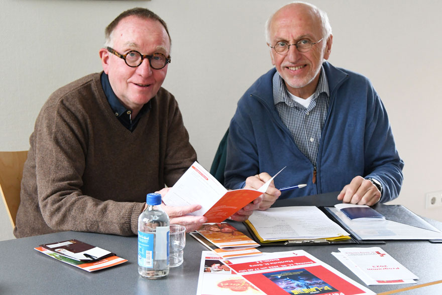 Werner Heckmann (links) und Alfons Sundermann versuchen mit dem Arbeitskreis KuKuKi, Menschen in Saerbeck über Kunst und Kultur Zugänge zu religiösen Erfahrungen zu erschließen.