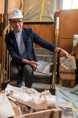 Stolz hielt Pfarrer Pawel Czarnecki 2021 zwei der historischen Fliesen in den Händen, die den entdeckten Fliesenteppich in der Kirche nun ergänzen. Stolz hielt Pfarrer Pawel Czarnecki 2021 zwei der historischen Fliesen in den Händen, die den entdeckten Fliesenteppich in der Kirche nun ergänzen.