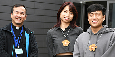 Pater Peter Quan Nguyen, Sandra Thuy Trang Nguyen und Phi Jan Nguyen Pater Peter Quan Nguyen, Sandra Thuy Trang Nguyen und Phi Jan Nguyen