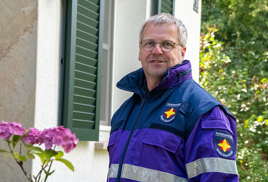 Andreas Wittig trägt eine Jacke der Notfallseelsorge.