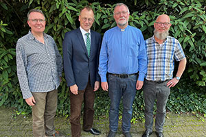 Die Beteiligten haben sich zum Gruppenbild aufgestellt. Die Beteiligten haben sich zum Gruppenbild aufgestellt.