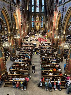 Blick von der Orgelempore in die Kevelaerer Marienbasilika bei einem Gottesdienst.