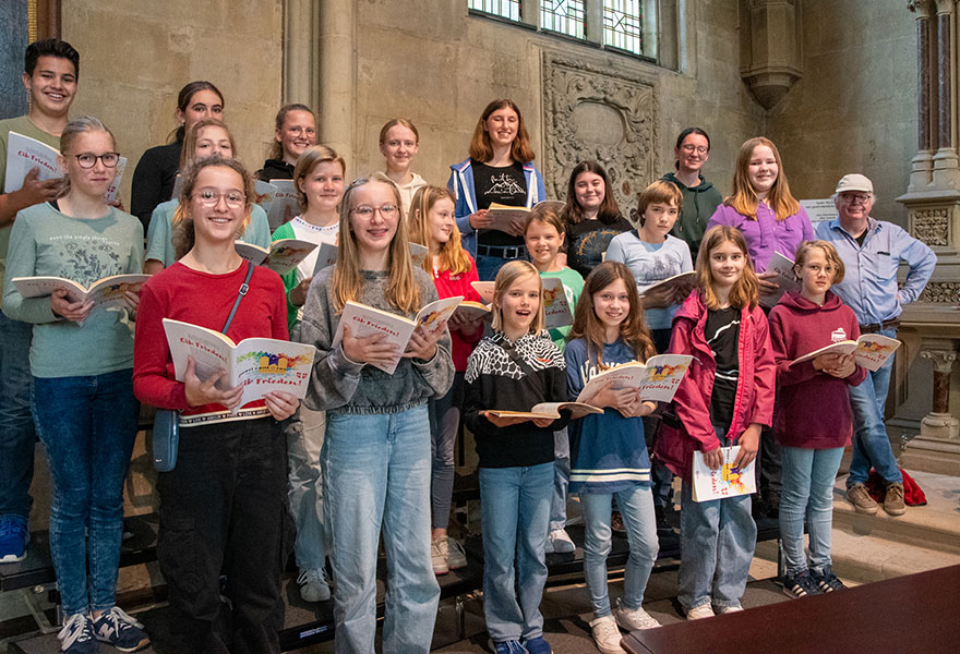 Der Chor hat sich zum Gruppenbild auf Podesten in der Kirche aufgestellt.