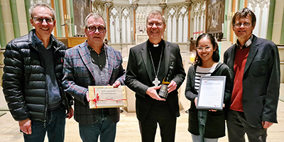 Christoph Schäper (von links), Stephan Pahs, Kieu Mi Do und Guido Vagedes nahmen die Auszeichnung von Weihbischof Stefan Zekorn (Mitte) entgegen. Christoph Schäper (von links), Stephan Pahs, Kieu Mi Do und Guido Vagedes nahmen die Auszeichnung von Weihbischof Stefan Zekorn (Mitte) entgegen.