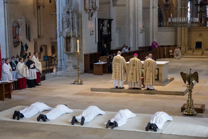 Während der Heiligenlitanei liegen die Kandidaten als Zeichen der Hingabe ausgestreckt auf dem Boden des Altarraums.
