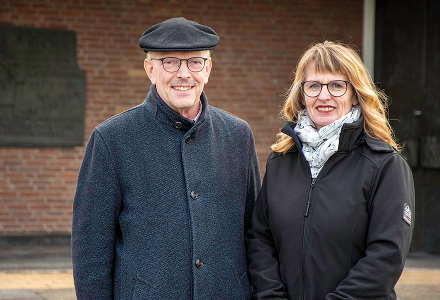 Martina Czarkowski und Heinrich Schlathölter stehen nebeneinander und lächeln in die Kamera.