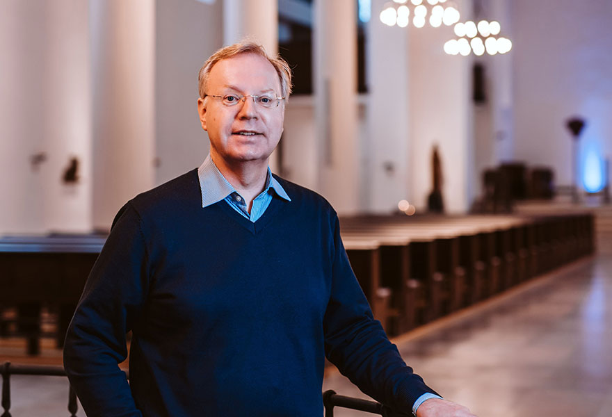 Burkhard Becker steht in der Kirche