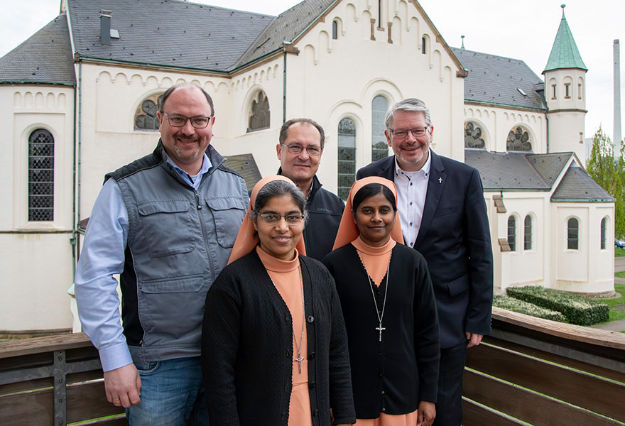 Die Beteiligten stehen als Gruppe zusammen. Im Hintergrund ist die St.-Michael-Kirche zu sehen. Die Beteiligten stehen als Gruppe zusammen. Im Hintergrund ist die St.-Michael-Kirche zu sehen.