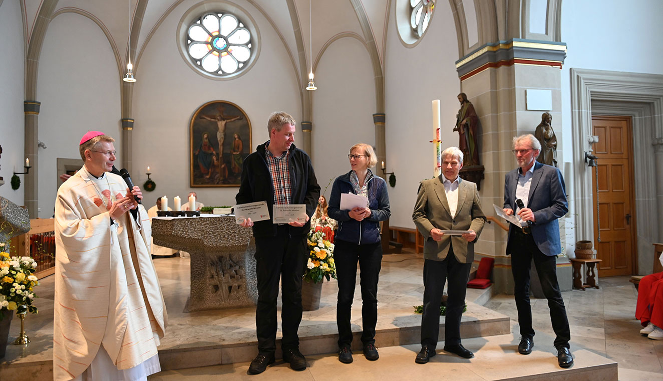 Weihbischof Dr. Stefan Zekorn (links) bei der Verleihung an (von links) Christian Aufderlandwehr, Ulla Göbel, Robert Engels und Hans-Dieter Sauer vom Ausschuss Schöpfungsbewahrung der Gemeinde St. Petronilla 