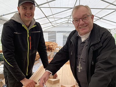 Leon Hövel und Weihbischof Christoph Hegge