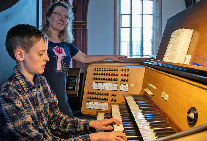 Lukas Kopper sitzt an der Orgel, seine Lehrerin Elina Semenova steht hinter ihm
